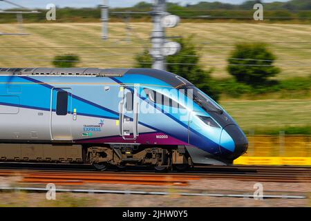 Die British Rail Class 802 Azuma Train 802203, die von TransPennine Express betrieben wird, durchquert Colton Junction bei York Stockfoto