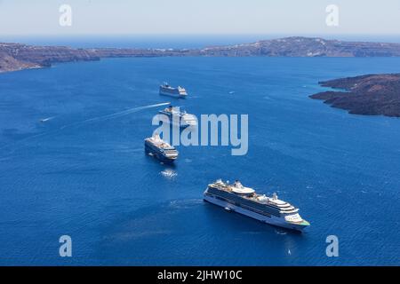 4 Kreuzfahrt-Schiffe, die in der Caldera Fira / Thira Santorini, Kykladen Inseln, Griechenland, Europa, festgemacht sind Stockfoto