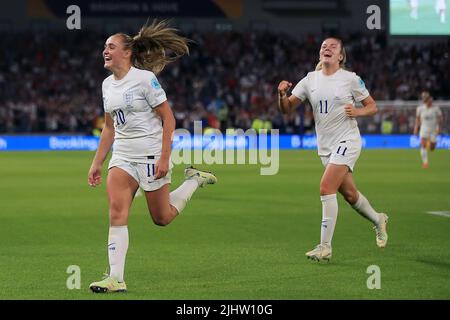 Georgia Stanway of England Women (l) feiert, nachdem sie ihr Team 2. Tor erzielt hat. UEFA Womenís Euro England 2022, Viertelfinalspiel, England Frauen gegen Spanien Frauen im Falmer Stadium in Brighton & Hove in Sussex am Mittwoch, 20.. Juli 2022. Dieses Bild darf nur für redaktionelle Zwecke verwendet werden. Nur zur redaktionellen Verwendung, Lizenz für kommerzielle Nutzung erforderlich. Keine Verwendung bei Wetten, Spielen oder Veröffentlichungen in einem Club/einer Liga/einem Spieler. PIC von Steffan Bowen/Andrew Orchard Sports Photography/Alamy Live News Credit: Andrew Orchard Sports Photography/Alamy Live News Stockfoto