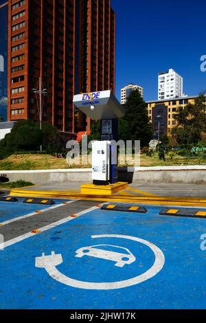 La Paz, Bolivien. Eine Ladestation für Elektrofahrzeuge an der Plaza Bolivia, Bezirk Sopocachi. Bolivien verfügt noch immer über sehr wenige Elektrofahrzeuge, aber das staatliche Elektrizitätsunternehmen ENDE (Empresa Nacional de Electricidad) Corporation hat in den Hauptstädten Ladestationen installiert Stockfoto