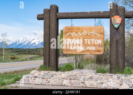 Jackson, Wyoming - 5. Juni 2022: Begrüßungsschild des Grand Teton National Park am nördlichen Eingang des Parks Stockfoto