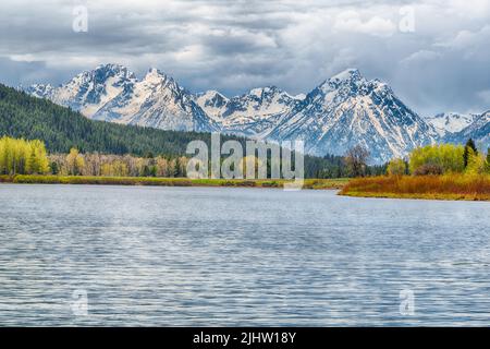 Bedrohliche Wolken am Oxbow Bend entlang des Snake River im Grand Teton National Park, Wyoming Stockfoto