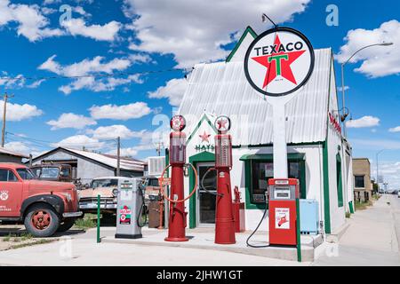 Rawlins, WY - 2. Juni 2022: Alte Texaco-Tankstelle entlang der Autobahn in Rawlins, Wyoming Stockfoto