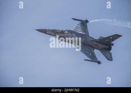 Die griechische Luftwaffe Lockheed Martin F-16 zeigt sich auf der Royal International Air Tattoo RAF Fairford 2022 Stockfoto