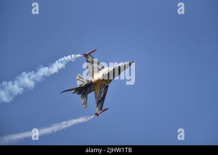 Die belgische Luftwaffe Lockheed Martin F-16 zeigt sich auf der Royal International Air Tattoo RAF Fairford 2022 Stockfoto