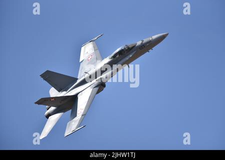 Die Swiss Air Force F/A-18 Hornet zeigt sich auf der Royal International Air Tattoo RAF Fairford 2022 Stockfoto