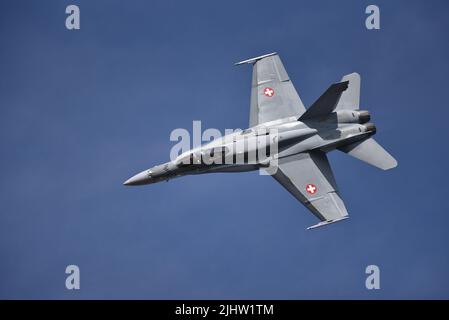 Die Swiss Air Force F/A-18 Hornet zeigt sich auf der Royal International Air Tattoo RAF Fairford 2022 Stockfoto