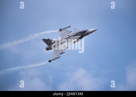 Die Ungarische Luftwaffe SAAB JAS 39 Gripen mit Rauchgeneratoren an der Royal International Air Tattoo RAF Fairford 2022 Stockfoto