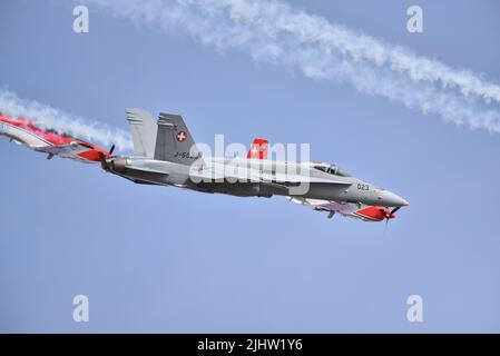 Die Schweizer Luftwaffe F/A-18 Hornet tritt mit Pilatus PC-7 beim Royal International Air Tattoo RAF Fairford 2022 auf Stockfoto