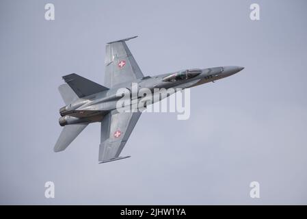 Die Swiss Air Force F/A-18 Hornet zeigt sich auf der Royal International Air Tattoo RAF Fairford 2022 Stockfoto