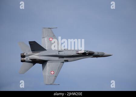 Die Swiss Air Force F/A-18 Hornet zeigt sich auf der Royal International Air Tattoo RAF Fairford 2022 Stockfoto