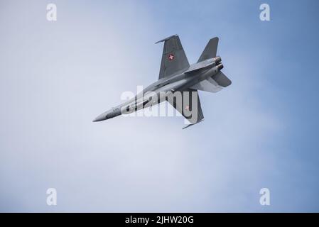 Die Swiss Air Force F/A-18 Hornet zeigt sich auf der Royal International Air Tattoo RAF Fairford 2022 Stockfoto