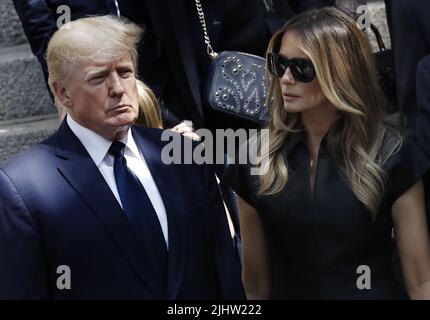 New York, Usa. 20.. Juli 2022. Der ehemalige US-Präsident Donald, links, und seine Frau die ehemalige First Lady Melania Trump stehen am Ende des Begräbnisses seiner ersten Frau in der St. Vincent Ferrer Roman Catholic Church auf der Lexington Avenue am Mittwoch, dem 20. Juli 2022 in New York City. Foto von Peter Foley/UPI Credit: UPI/Alamy Live News Stockfoto