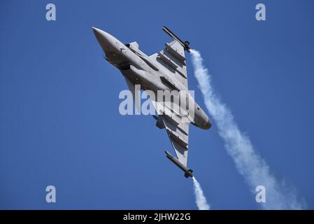 Die schwedische Luftwaffe SAAB JAS 39 Gripen zeigt auf der Royal International Air Tattoo RAF Fairford 2022 Stockfoto