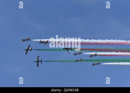 Das Kunstflug-Demonstrationsteam der italienischen Luftwaffe Frecce Tricolori zeigt auf der Royal International Air Tattoo RAF Fairford 2022 Stockfoto