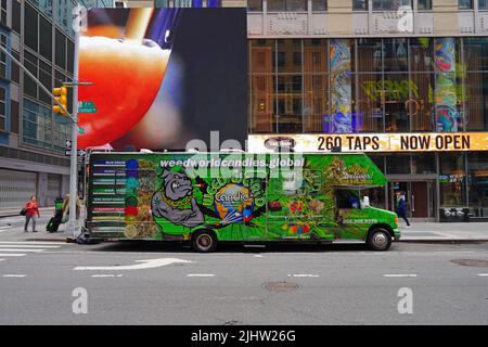 NEW YORK CITY, NY -20 MAR 2022- Ansicht eines mobilen Unkrautwagens auf der Straße in New York City, USA. Stockfoto