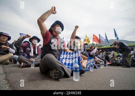 Geoje, Südkorea. 20.. Juli 2022. Mehr als zehntausend Mitglieder der koreanischen Metallarbeitergewerkschaft nehmen mit einem lauten Slogan an der Veranstaltung gegen die südkoreanische Regierung vor der Werft Daewoo Shipbuilding Marine Engineering Okpo in Geoje Teil. Streikende Subauftragsarbeiter bei Daewoo Shipbuilding & Marine Engineering Co. (DSME) haben die Unterschiede in den Lohnverhandlungen mit dem Management verringert, was die Möglichkeit eines Abkommens zur Beendigung des wochenlangen Streiks erhöht, sagten Quellen am Mittwoch. (Bild: © Ryu Seung-Il/ZUMA Press Wire) Stockfoto