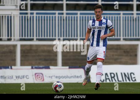 Alex Lacey von Hartlepool United während des Vorsaison-Freundschaftsspiel zwischen Hartlepool United und Blackburn Rovers im Victoria Park, Hartlepool, am Mittwoch, den 20.. Juli 2022. (Kredit: Michael Driver | MI Nachrichten) Kredit: MI Nachrichten & Sport /Alamy Live Nachrichten Stockfoto