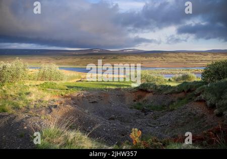 Fantastische Landschaft mit fließenden Flüssen und Bächen mit Felsen und Gras in Island Stockfoto