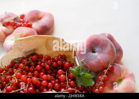 Draufsicht auf rote Johannisbeerbeeren in Papiertüte. Sommer gesunde Ernte Nahrung Stockfoto