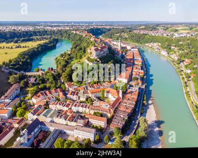 Luftaufnahme der längsten Burg der Welt in Burghausen Deutschland im Sommer, Grenze zu Österreich Stockfoto