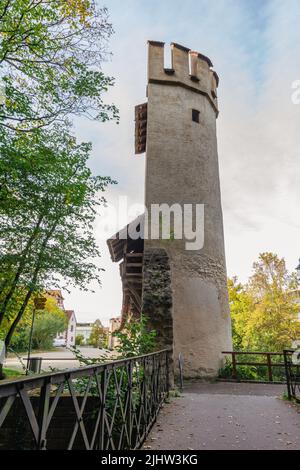 Die alte mittelalterliche Stadtmauer mit Türmen und Zinnen in Basel, Schweiz. Stockfoto