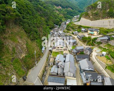 Luftaufnahme eines kleinen japanischen Dorfes in einem engen Tal Stockfoto