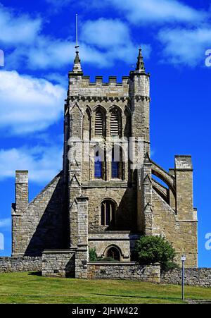 Hartlepool Headland St Hildas 12. Jahrhundert Kirche Frontansicht mit tiefblauem Himmel und kleine Cumulus Wolke Stockfoto