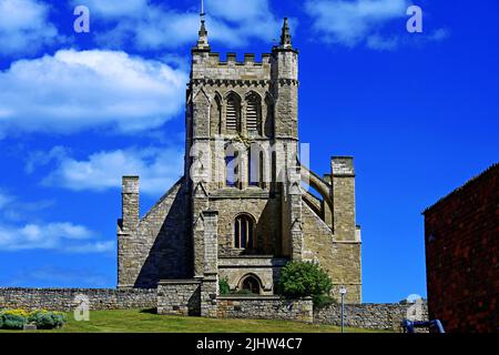 Hartlepool Headland St Hildas 12. Jahrhundert Kirche Frontansicht mit tiefblauem Himmel und kleine Cumulus Wolke Stockfoto