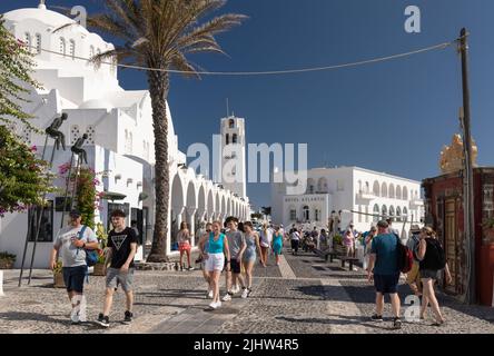 Die orthodoxe Metropolitan Cathedral und das Hotel Atlantis in der Hauptstraße in Fira / Thira mit Touristen. Santorini, Kykladen, Griechenland Stockfoto