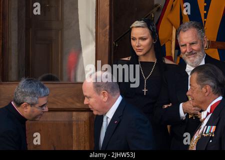 Vatikan, Vatikan. 20.. Juli 2022. Prinz Albert II. Und Prinzessin Charlene verlassen den Apostolischen Palast nach der privaten Audienz mit Papst Franziskus. Papst Franziskus empfängt Prinz Albert II. Von Monaco und Prinzessin Charlene im Apostolischen Palast in der Vatikanstadt. Kredit: SOPA Images Limited/Alamy Live Nachrichten Stockfoto