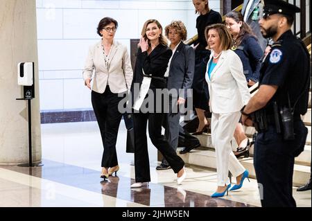 Washington, Usa. 20.. Juli 2022. Die First Lady der Ukraine Olena Zelenska kommt mit der Sprecherin des Repräsentantenhauses, Nancy Pelosi (D-CA), um eine Rede vor dem US-Kapitol zu halten. Kredit: SOPA Images Limited/Alamy Live Nachrichten Stockfoto