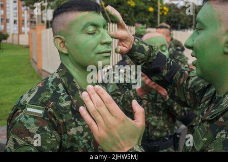 Bogota, Kolumbien. 20. August 2022. Militär- und Polizeiparade am 20. Juli zum Gedenken an den 212.. Jahrestag des Unabhängigkeitstages Kolumbiens. (Bild: © Daniel Garzon Herazo/ZUMA Press Wire) Stockfoto