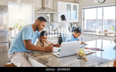 Alle machen Fortschritte. Eltern helfen ihren Kindern mit Hausaufgaben zu Hause. Stockfoto