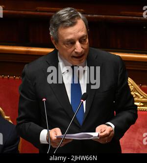 Rom, Italien. 20.. Juli 2022. Der italienische Premierminister Mario Draghi spricht am 20. Juli 2022 vor dem Senat in Rom, Italien. Das italienische Kabinett unter der Leitung von Premierminister Mario Draghi gewann am Mittwoch im Senat eine Vertrauensabstimmung mit dünner Mehrheit. Quelle: Alberto Lingria/Xinhua/Alamy Live News Stockfoto