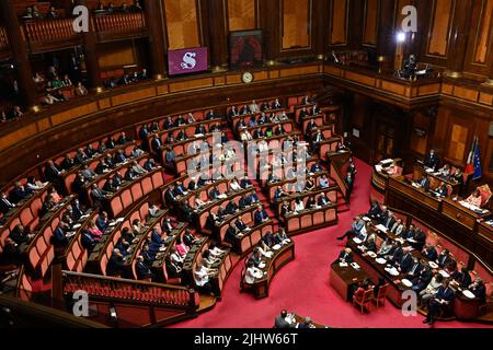 Rom, Italien. 20.. Juli 2022. Der italienische Premierminister Mario Draghi spricht vor einer Vertrauensabstimmung am 20. Juli 2022 in Rom, Italien, vor dem Senat. Das italienische Kabinett unter der Leitung von Premierminister Mario Draghi gewann am Mittwoch im Senat eine Vertrauensabstimmung mit dünner Mehrheit. Quelle: Alberto Lingria/Xinhua/Alamy Live News Stockfoto