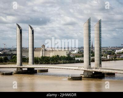 Details von Pont Jacques Chaban Delmas, Bordeaux, Frankreich Stockfoto