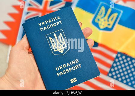 Ukrainisch internUkrainischer internationaler biometrischer Pass für Reisen aus nächster Nähe.Übersetzung aus dem Ukrainischen: 'Ukraine, Pass'. Stockfoto