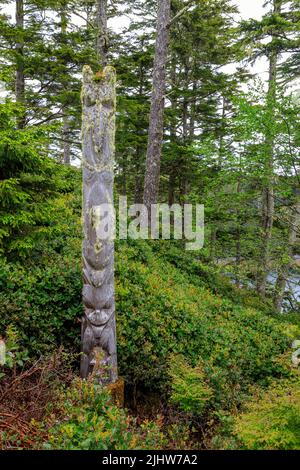 Haida-Totempfähle sind monumentale Schnitzereien, eine Art Nordwest-Küste-Kunst, bestehend aus Pfosten oder Säulen, geschnitzt mit Symbolen oder Figuren. Stockfoto