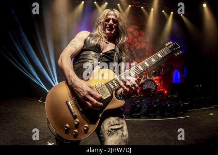 LONDON, ENGLAND: Dead Daisies treten im Shepherds Bush Empire auf mit: Doug Aldrich wo: London, Großbritannien Wann: 10 Nov 2021 Credit: Neil Lupin/WENN Stockfoto