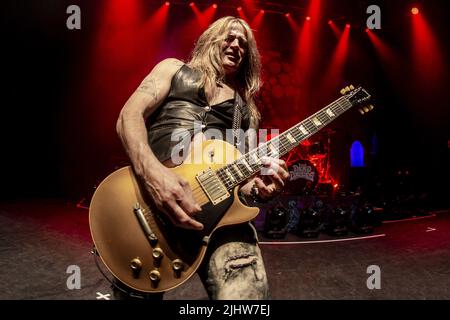 LONDON, ENGLAND: Dead Daisies treten im Shepherds Bush Empire auf mit: Doug Aldrich wo: London, Großbritannien Wann: 10 Nov 2021 Credit: Neil Lupin/WENN Stockfoto