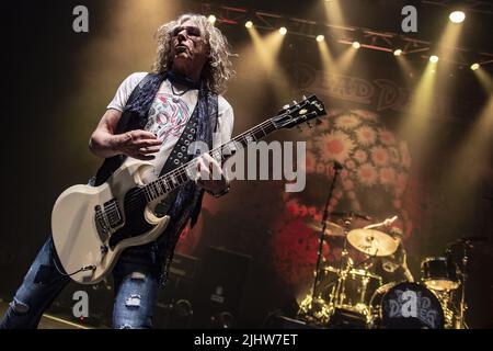 LONDON, ENGLAND: Dead Daisies treten im Shepherds Bush Empire auf mit: David Lowy wo: London, Großbritannien Wann: 10 Nov 2021 Credit: Neil Lupin/WENN Stockfoto