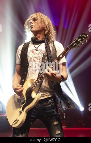 LONDON, ENGLAND: Dead Daisies treten im Shepherds Bush Empire auf mit: David Lowy wo: London, Großbritannien Wann: 10 Nov 2021 Credit: Neil Lupin/WENN Stockfoto