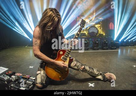 LONDON, ENGLAND: Dead Daisies treten im Shepherds Bush Empire auf mit: Doug Aldrich wo: London, Großbritannien Wann: 10 Nov 2021 Credit: Neil Lupin/WENN Stockfoto