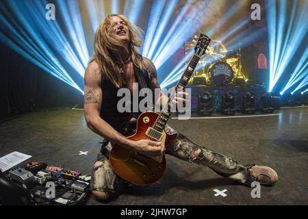 LONDON, ENGLAND: Dead Daisies treten im Shepherds Bush Empire auf mit: Doug Aldrich wo: London, Großbritannien Wann: 10 Nov 2021 Credit: Neil Lupin/WENN Stockfoto
