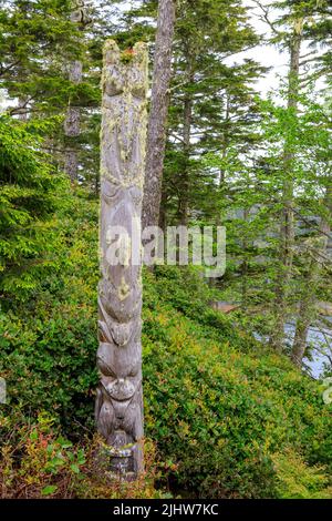Haida-Totempfähle sind monumentale Schnitzereien, eine Art Nordwest-Küste-Kunst, bestehend aus Pfosten oder Säulen, geschnitzt mit Symbolen oder Figuren. Stockfoto