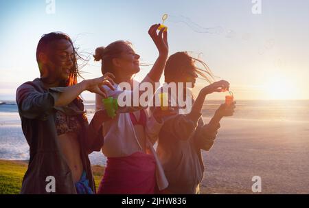 Mit der Majestät der Natur. Eine Gruppe von weiblichen Freunden mit der Brise blasen. Stockfoto