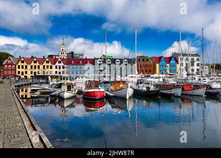 Ein schöner Blick auf den Yachthafen mit Yachten in Torshavn, Färöer-Inseln Stockfoto