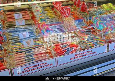 Rock-Bars in einem Southport Seaside Rock Shop, Sefton, Merseyside, Lancashire, England, UK, PR8 Stockfoto