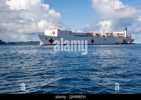 PAZIFISCHER OZEAN (18. Juli 2022) – das Militärschiff USNS Mercy (T-AH 19) sitzt bei seiner Ankunft vor der Küste von Koror, Palau, während der Pacific Partnership 2022 vor Anker. Die Pacific Partnership ist die größte internationale Mission zur humanitären Hilfe und Katastrophenhilfe, die seit 17. Jahren im Indo-Pazifik-Raum durchgeführt wird. (USA Navy Foto von Mass Communication Specialist 2. Class Brandie Nuzzi) Stockfoto